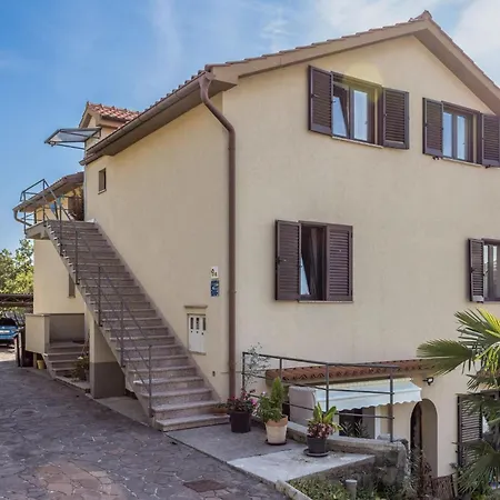 2 Bedroom Cozy In Appartement