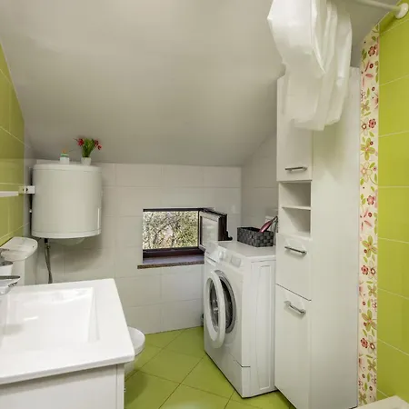 2 Bedroom Cozy In Appartement