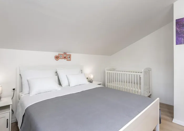 2 Bedroom Cozy In Appartement